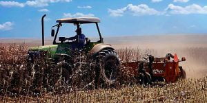 Trator AGRALE com Implemento Woods